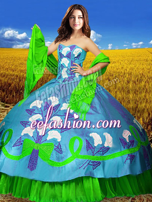  Sleeveless Embroidery Lace Up Quinceanera Dresses