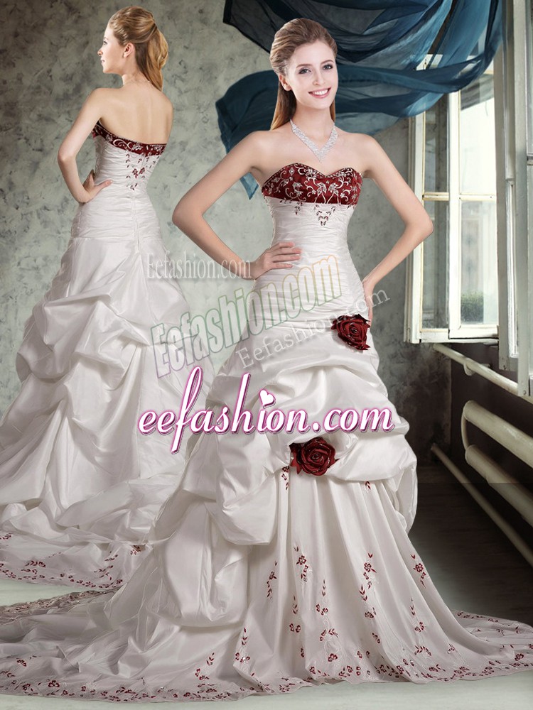 Cute White And Red Sleeveless Appliques and Pick Ups and Hand Made Flower Zipper Bridal Gown