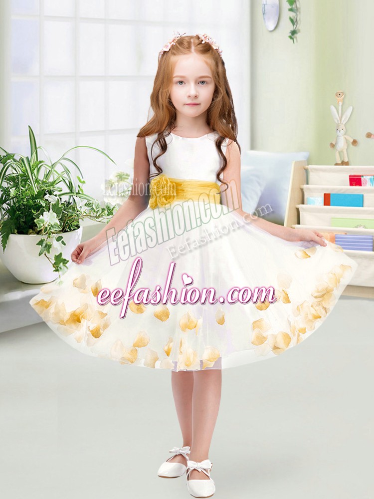  Knee Length Zipper Flower Girl Dresses White for Wedding Party with Appliques and Belt