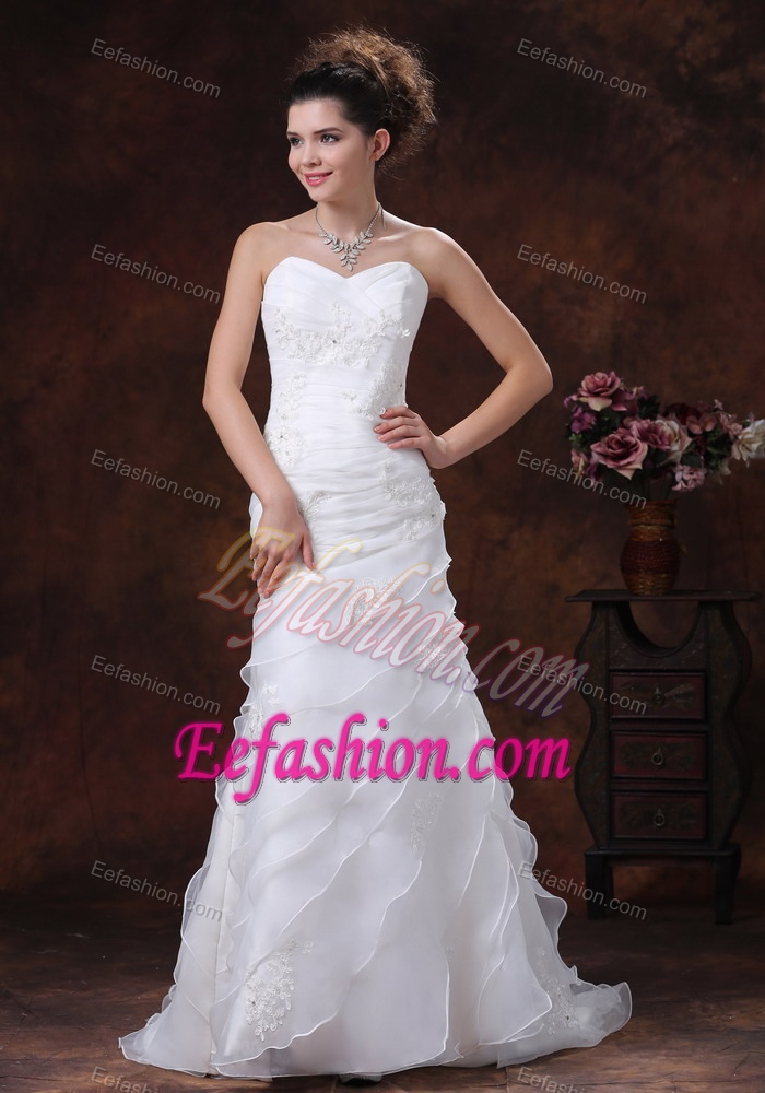 Beautiful Sweetheart Ruched Wedding Dresses with Appliques in Organza