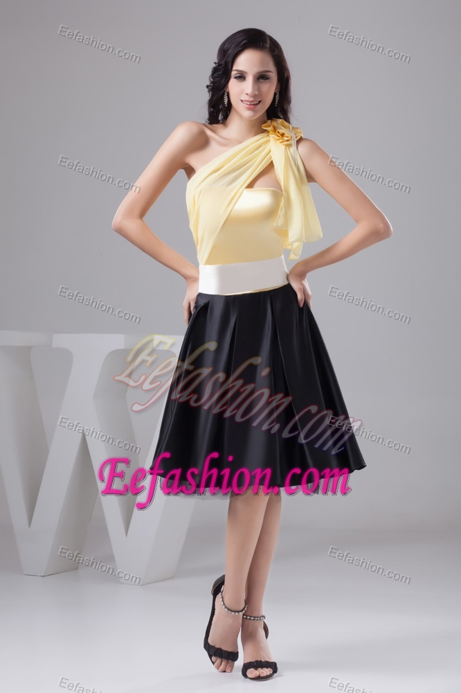 Attractive Yellow and Black Knee-length Celebrity Party Dresses with Flower