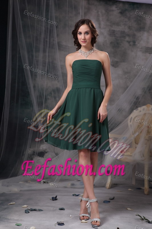 Hunter Green Strapless Knee-length Ruched Chiffon Dama Dresses for Cheap
