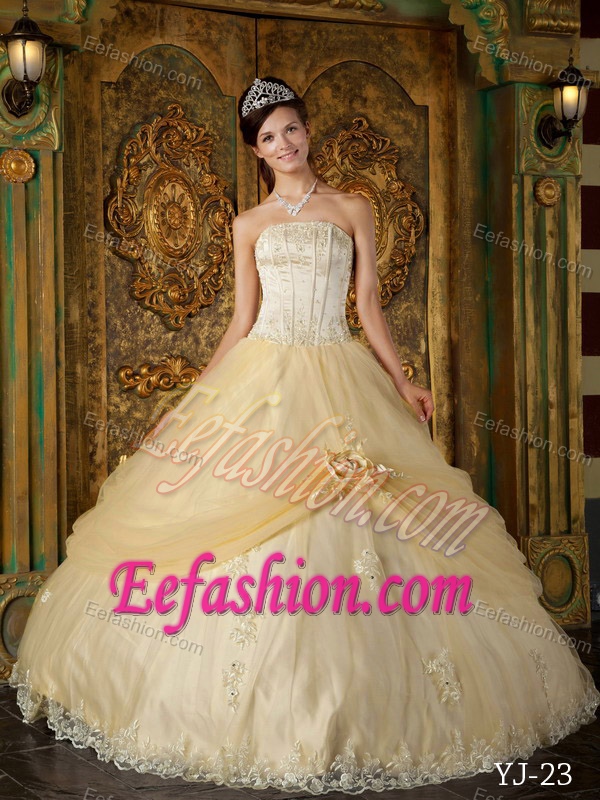 Beautiful Champagne Strapless Tulle Quinceanera Gown Dresses with Appliques