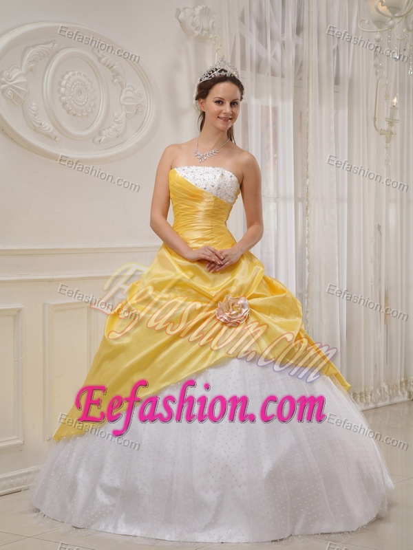 Long Lace-up and Tulle Dresses for Quinceaneras in Yellow and White
