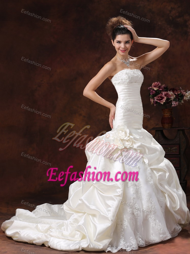 2013 Luxurious Mermaid Ruched Wedding Gown Dress Lace with Hand Made Flower