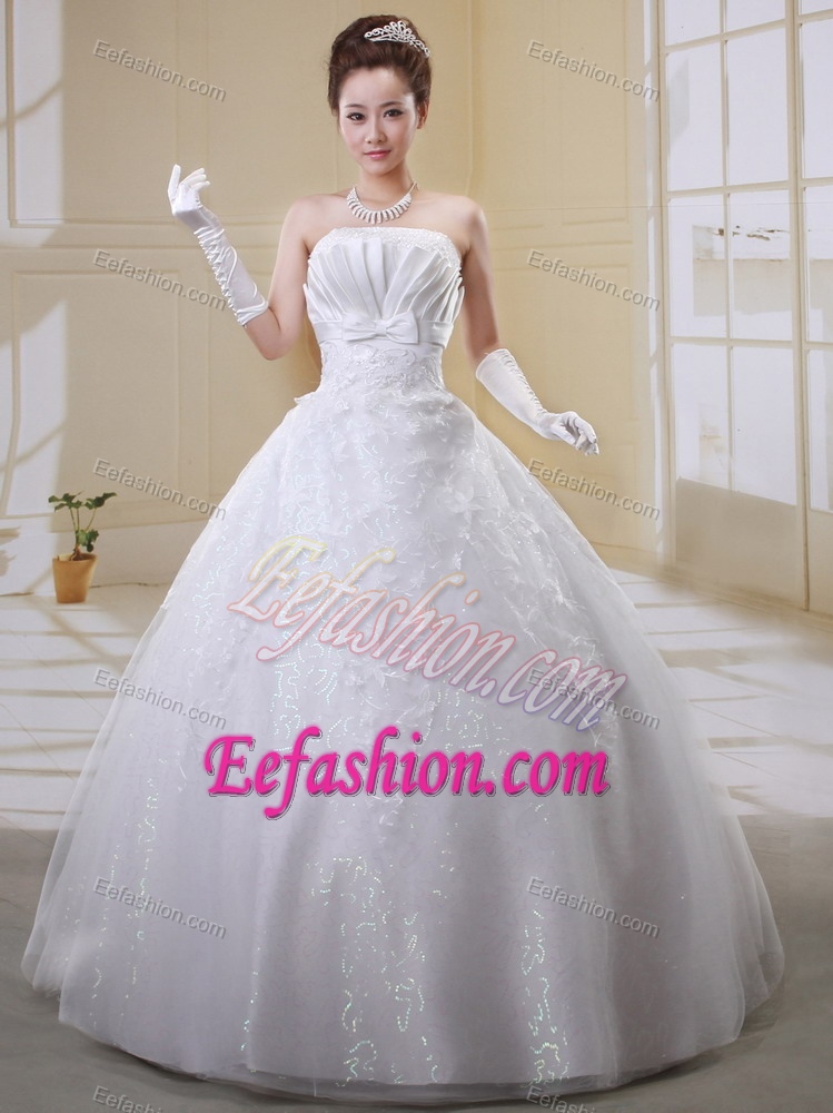 Stylish Ball Gown Strapless Wedding Dress with Bow and Embroidery Decorated