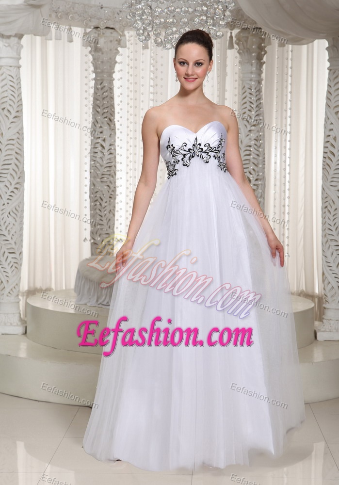Appliques Sweetheart Layered Tulle Popular White Holiday Dress for Womens Day