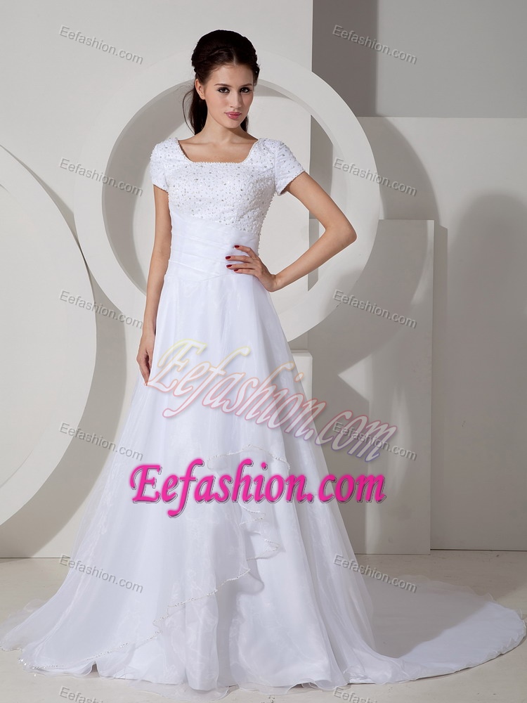Square Short Sleeves Bridal Wedding Dress in Organza with Beads and Ruffles