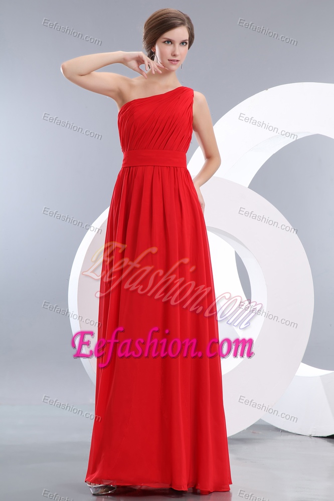 Beauty Red Empire One Shoulder Bridesmaid Dress with Ruches in Floor-length