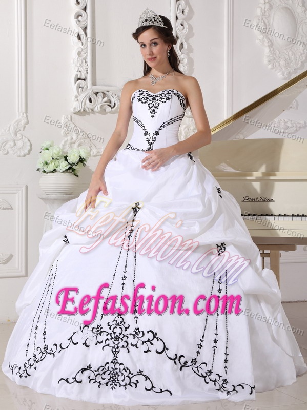Vintage White Ball Gown Sweetheart Satin and Embroidery Quince Dresses