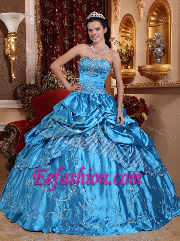 Elegant Blue Ball Gown Beaded Strapless Sweet 17 Dresses with Embroidery