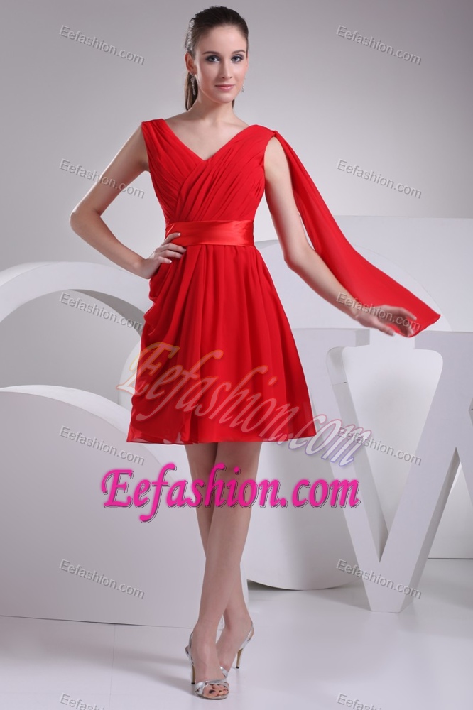 Fashionable Chiffon V-neck Ruched Short Evening Wear Dresses in Red