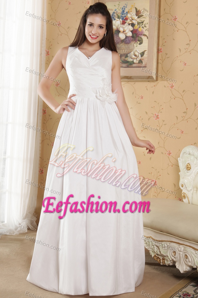 Simple V-neck Wedding Bridal Gown in with Handle Flower