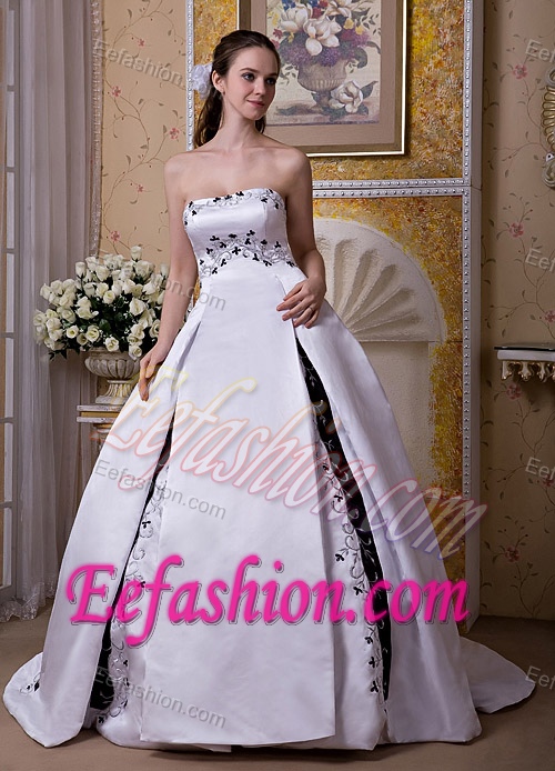 Cheap Ball Gown Strapless Satin Embroidery Wedding Dress with Chapel