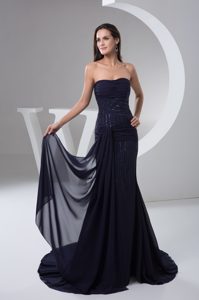 Strapless Ruched and Beaded Chiffon Prom Celebrity Dresses in Navy Blue