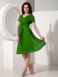 Knee Length Green Mother Of The Bride Dress Chiffon Short Sleeves Ruching