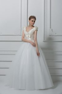 V-neck Short Sleeves Wedding Dresses Floor Length Beading and Appliques and Bowknot White Tulle