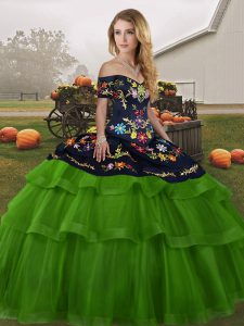 Sleeveless Embroidery and Ruffled Layers Lace Up Vestidos de Quinceanera with Green Brush Train