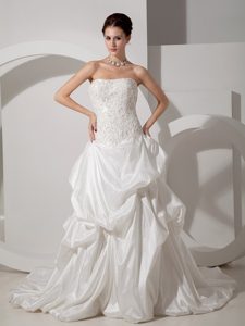 Exquisite Strapless Wedding Dresses with Appliques and Pick Ups