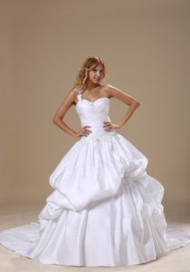 Appliqued Single Shoulder Wedding Dresses with Pick-ups in White