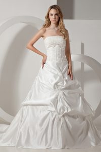 Romantic Strapless Wedding Dresses with Appliques and Pick-ups