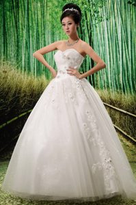 Nice Sweetheart Embroidery Lace-up Wedding Gown with Beads to Floor-length