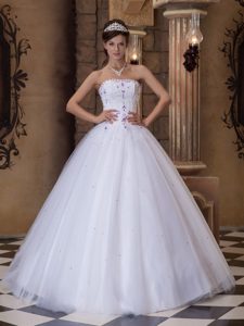 Vintage-inspired White Strapless Sweet Sixteen Quinces Dresses and Tulle