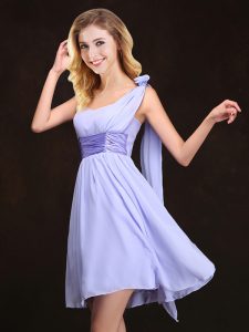 Latest One Shoulder Sleeveless Chiffon Mini Length Zipper Damas Dress in Lavender with Ruching and Hand Made Flower