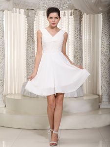 White V-neck Straps Knee-length Chiffon Celebrity Party Dresses with Ruching