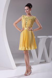 Bateau Knee-length Yellow Ruched and Lace Cocktail Dress with Pleats