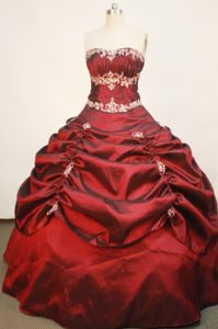 Popular Ball Gown Strapless Appliqued Quinceanera Dress in Wine Red