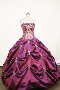 Elegant Ball Gown Strapless Purple Quinceanera Dress with Appliques