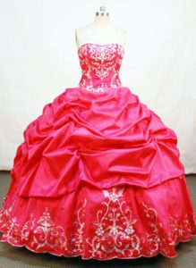 Elegant Ball Gown Strapless Red Dresses for Quince with Pick Ups in Taffeta