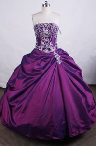 Luxurious Ball Gown Strapless Quinceanera Dresses with Embroidery on Sale