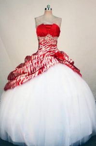 Classic Red and White Sweetheart Quinceanera Dress with Beading and Appliques