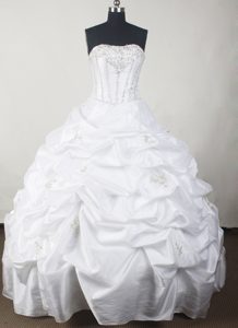 Best Ball Gown Strapless Beading Quinces Dresses Gowns in White with Pick-ups