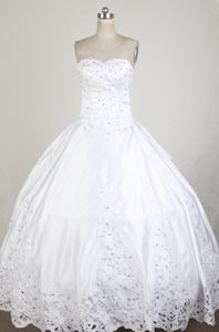 Exclusive Sweetheart White Quinceanera Dress with Beading Decorated in 2014