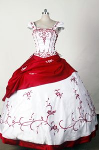 2013 Classical Red Square Quinceanera Dress with Embroidery and Appliques