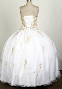 Popular Sweetheart White Quinceanera Dresses with Beading to Long