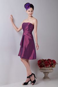 Cheap Burgundy Strapless Knee-length Ruched Dama Cocktail Dress