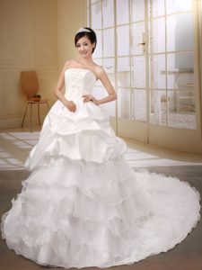 Strapless White Bridal Dresses with Ruffled Layers in Organza and