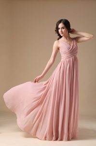 Inexpensive Peach Pink V-neck Long Evening Dresses with Ruching