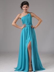 Beautiful Strapless Chiffon Prom Dresses Ruched with High Slit and Sweep Train