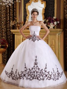 Popular White Strapless Long Tulle Sweet 15 Dresses with Embroidery