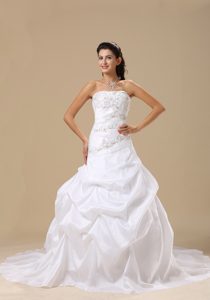 Chapel Train Embroidery Wedding Gown Dress for Wholesale Price in Taffeta