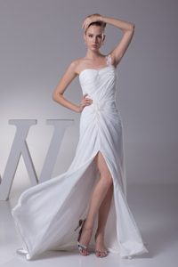 Cheap Ruched and Beaded One Shoulder Dress for Wedding with High Slit