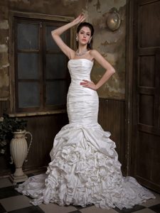 Discount Strapless Court Train Wedding Gown Dresses with Ruffles