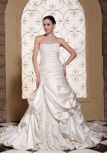 Inexpensive Ruched Summer Wedding Dress in and Lace with Appliques