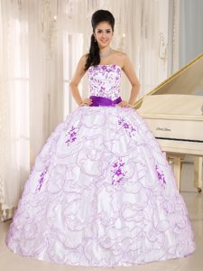 Embroidery Decorated Organza Strapless Dresses for A Quinceanera in White
