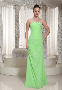 Chiffon Spring Green Sweetheart Prom Outfits with Ruching and Beading